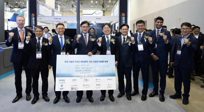 두산에너빌리티가 한국풍력산업협회 주관으로 2일 부산 벡스코에서 개막한 ‘2025 해상풍력 공급망 컨퍼런스 전시회’에서 국내 9개 협력사와 공급망 활성화를 위한 상생협약을 체결했으며, (왼쪽 3번째부터) 두산에너빌리티 정연인 부회장, 우원식 국회의장, 한국풍력산업협회 김형근 회장, 산업통상자원부 양병내 무역위원회 상임위원 등 주요 인사들이 기념촬영을 하고 있다. 사진 | 두산에너빌리티