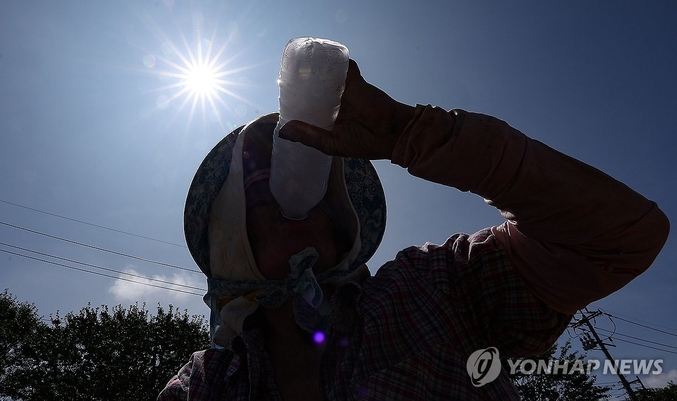 폭염에 쓰러진 질환자가 하루 200명씩 속출하고 있다. 8일 현재 폭염(온열) 질환 사망자가 1명 추가돼 올여름 총 8명이 되었다. 사진 ㅣ 연합뉴스