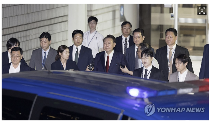윤석열 전 대통령이 내란 특검에 4개월만에 재구속됐다. 특검팀은 윤 전 대통령에게 크게 5가지 범죄사실을 적용해 지난 6일 구속영장을 청구했다. 12.3 비상계엄 사태 관련 내란 혐의를 받는 윤석열 전 대통령이 9일 서울 서초구 서울중앙지방법원에서 구속 전 피의자 심문(영장실질심사)을 마치고 대기 장소인 서울구치소로 이동하기 위해 호송차량에 탑승하고 있다. 사진 ㅣ 연합뉴스(사진공동취재단)