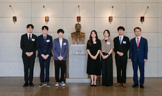 일주(一洲) 고(故) 이임용 태광그룹 창업주 흉상 앞에서 김민수 일주학술문화재단 이사장(맨 오른쪽)과 장학생들이 기념촬영을 하고 있다. 사진 | 태광그룹