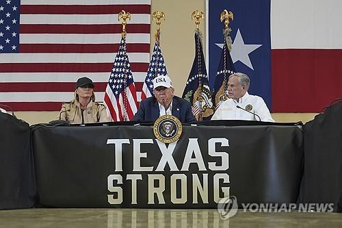 미국 텍사스주에서 홍수가 발생, 사망·실종이 290명명인 것으로 나타났다. 수습 과정에서 실종자 및 사망자가 더 나올 가능성이 있다. 텍사스 홍수피해 관련 간담회 참석한 트럼프 대통령 부부. 사진 ㅣ AP연합뉴스