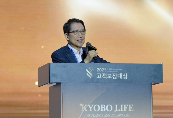 신창재 교보생명 대표 겸 이사회 의장이 지난 5월 9일 인천 연수구 송도컨벤시아에서 열린 ‘2025 고객보장대상 시상식’에서 지난해 고객보장에 힘쓴 컨설턴트들에게 감사와 응원을 전했다. 그가 컨설턴트를 축하하는 자리에 참석한 것은 2018년 이후 7년만이다. 사진 | 교보생명
