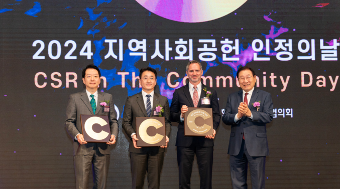 HS효성첨단소 지난해 12월 27일 서울 용산구 서울드래곤시티 호텔에서 열린 ‘2024년 지역사회공헌 인정의 날 행사’에서 6년 연속 지역사회공헌 인정 기업으로 선정된 뒤 참석자들이 기념촬영을 하고 있다. 지역사회공헌 인정제는 보건복지부와 한국사회복지협의회가 주관하는 인정제로, 꾸준한 지역 사회공헌활동을 펼친 기업의 공로를 인정해주는 제도이다. 사진 | HS효성 