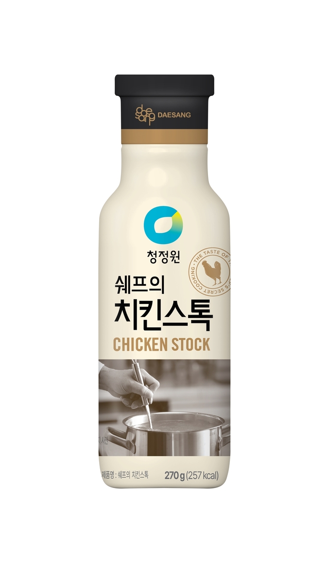 대상㈜ 청정원이 튜브형 용기를 적용해 사용 편의성을 높인 ‘쉐프의 치킨스톡’ 신제품을 출시한다. 사진 | 대상㈜