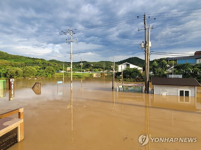  전남·경남에 주말인 19일까지 최대 300㎜ 비가 더 내린다. 충청·전북·경북 최대 200㎜, 경기남부와 강원중남부 최대 150㎜ 더 내리겠다. 18일오전까지 비가 소강상태를 보이겠으나 오후부터 집중 호우로 변하는 지역이 많겠다. 빗물에 잠긴 전남 나주 도로. 호우 특보가 이틀째 발효된 18일 오전 전남 나주시 다시면 한 도로가 빗물에 잠겨 있다. 사진 ㅣ 엽합뉴스(독자 제공)