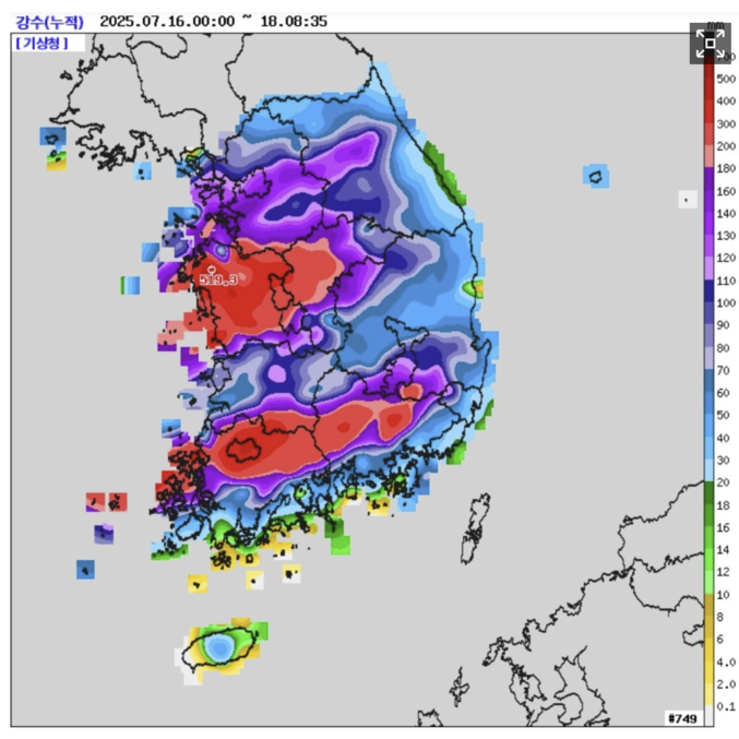 16일부터 18일 오전 8시까지 누적 강수량을 보면 충남 서산과 홍성 519.3㎜와 437.6㎜, 전남 나주 445.5㎜, 광주 442.2㎜ 등 서해와 접한 전남과 충남에는 최대 400㎜ 이상의 비가 내린 것으로 나타났다. 16일부터 18일 오전 8시 35분까지 강수량 분포. 자료 ㅣ 기상청