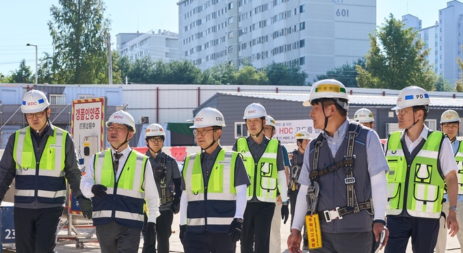 HDC현대산업개발은 최근까지 이어졌던 장마에 이어 불볕더위가 다시 시작되며 전국 대부분 지역에 폭염경보가 내려진 가운데, 현장의 안전사고 예방을 위해 경영진 현장 점검을 시행했다. (사진 앞줄 왼쪽 두 번째 정경구 HDC현대산업개발 대표이사, 세 번째 조태제 HDC현대산업개발 CSO). 사진 | HDC현대산업개발