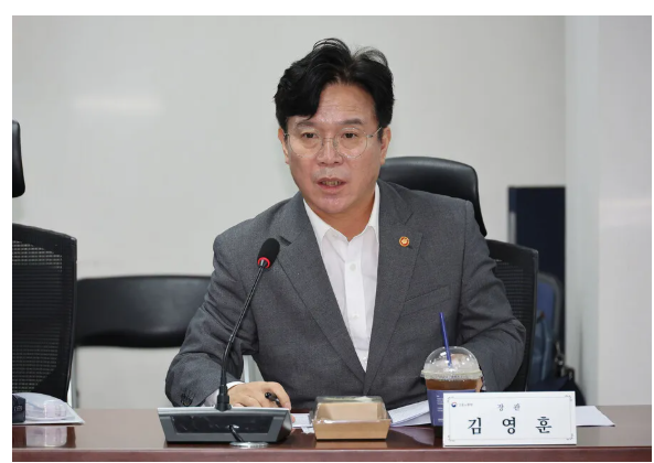 폭염이 계속되는 가운데 “35도 이상 시 야외 작업 중단 적극 지도” 명령이 내려졌다. 사진은 28일 서울 여의도 국회 의원회관에서 열린 국회 환경노동위원회 실무당정협의회에서 김영훈 고용노동부 장관의 발언 모습. 사진 ㅣ 연합뉴스