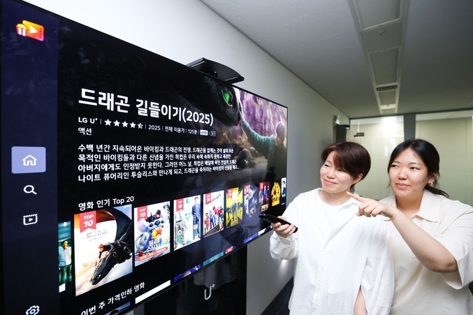LG유플러스가 LG전자와 손잡고 스마트TV 사용자를 위한 영상 콘텐츠 서비스인 ‘LG Movies & TV’를 국내에 출시했다. 사진은 LG유플러스 직원이 ‘LG Movies & TV’ 서비스를 시청하는 모습. 사진 | LG유플러스