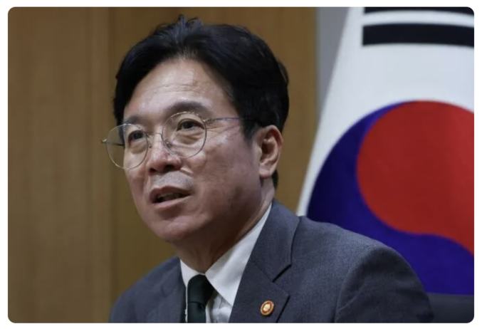 김영훈 고용노동부장관은 “이재명 정부에서 산재 사망률이 얼마나 떨어졌는지, 노조 조직률이 얼만큼인지 등과 같은 노동의 가치는 국내총생산(GDP), 경제성장률과 대등하게 인식될 것”이라며 자신의 임기 동안 “중대재해 수치가 꺾이게 하는 것이 목표”라고 말했다. 김 장관이 지난 29일 서울 중구 서울지방고용노동청 회의실에서 경향신문과 인터뷰를 하고 있다. 사진 경향신문