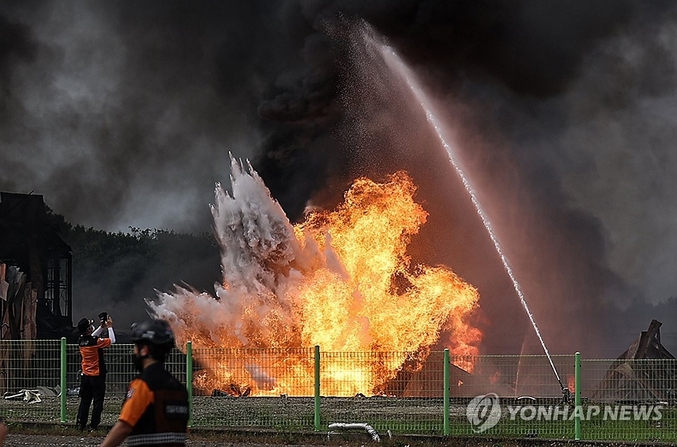 3일 경북 영천시 금호읍 구암리 채신공단 내 화장품 원료 제조공장에서 불이 나며 크고 작은 폭발이 계속됐다. 폭발사고에 이어 큰 화재로 번졌다. 사진 ㅣ 연합뉴스