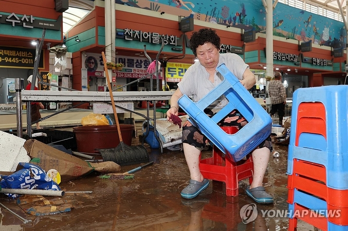 폭염, 폭우가 내림에 따라 중대본이 2년 연속가동되고 있다.. 기후변화로 '특보릴레이'가 거듭되고 있는 것이다. 4일 오전 전남 함평군 함평천지전통시장에서 상인들이 수해 복구 작업을 하고 있다. 함평에는 호우 특보가 발효된 전날 하루 동안 170여㎜의 비가 내렸다. 사진 ㅣ 연합뉴스
