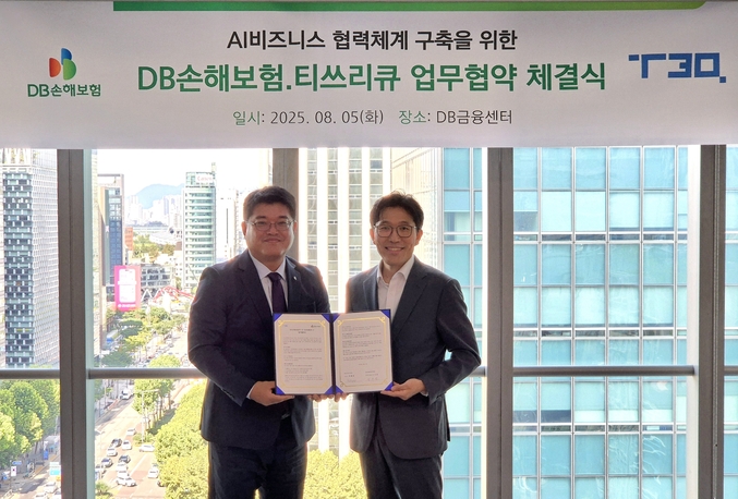 지난 5일 서울시 강남구 DB금융센터에서 DB손해보험 심진섭본부장(왼쪽)과 T3Q 박병훈대표가 업무협약을 맺고 기념 촬영을 하고 있다. 