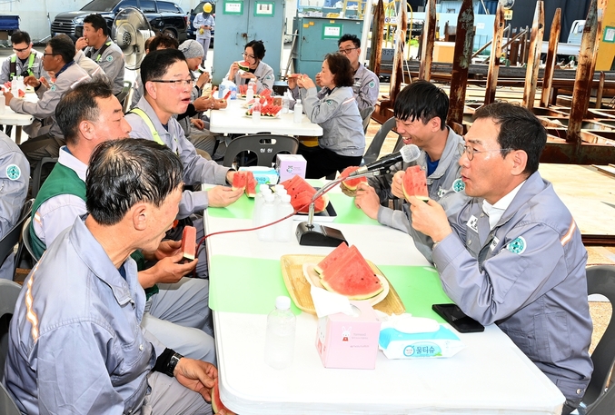 복날맞이 격려 수박 간담회 장면(제일 우측이 HJ중공업 유상철 대표). 사진 | HJ중공업
