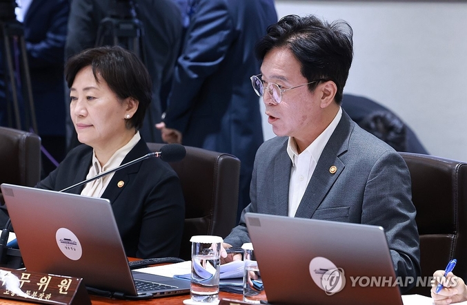 김영훈 고용노동부 장관(오른쪽)이 지난달 29일 서울 용산 대통령실 청사에서 열린 국무회의에서 산업재해 관련 발표를 하고 있다. 왼쪽은 송미령 농림축산식품부 장관. 사진 ㅣ 연합뉴스