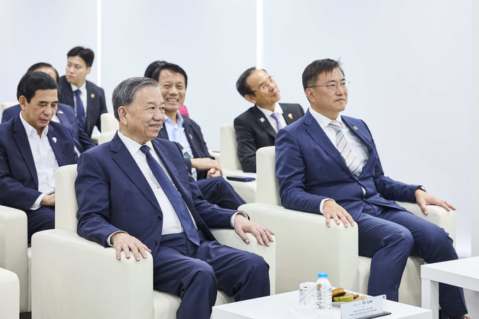 3일, 또 럼 베트남 당서기장(왼쪽에서 두번째)과 김남정 동원그룹 회장(가장 오른쪽)이 동원글로벌터미널부산 현장을 방문했다. 사진 | 동원그룹