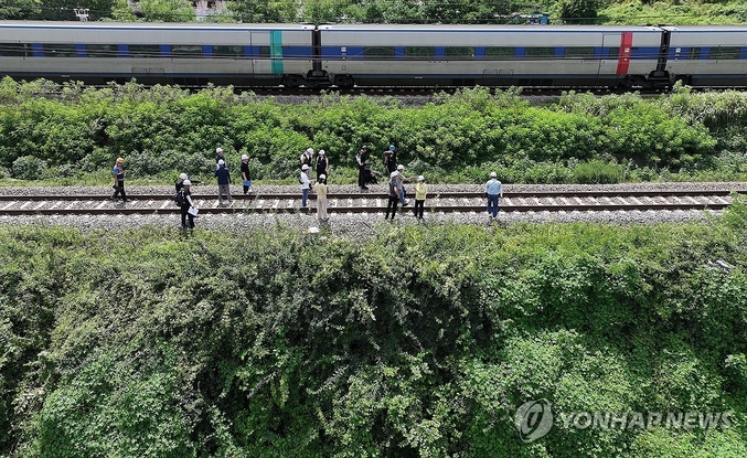 지난 20일 경북 청도군 화양읍 삼신리 청도소싸움 경기장 인근 경부선 철로에서 전날 발생한 열차 사고에 대한 유관기관 합동 감식이 진행되고 있다. 사진 ㅣ 연합뉴스