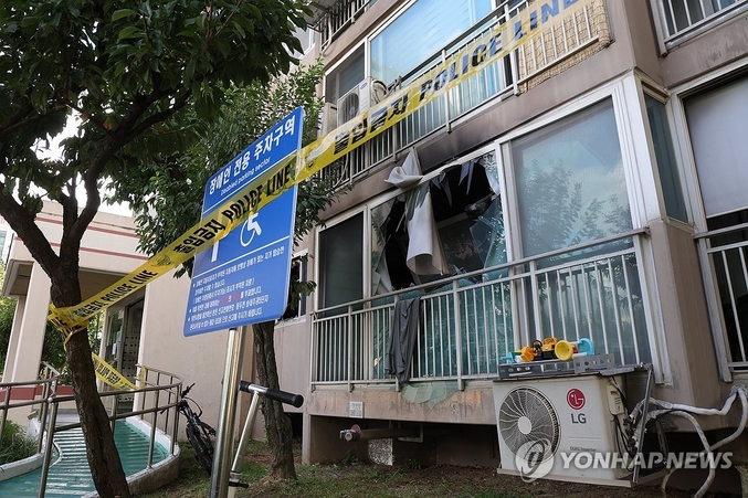 19일 새벽 경기도 동두천시의 한 아파트에서 배터리 발화로 추정되는 화재가 일어나 주민 6명이 다쳤다. 사진은 통제된 화재 현장의 모습. 사진 ㅣ 연합뉴스