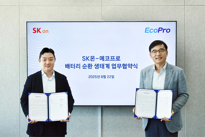 이경민 SK온 사업개발실장(왼쪽)과 박석회 에코프로씨엔지 대표(오른쪽)가 8월 22일, 에코프로 서울사무소에서 배터리 순환 생태계 업무협약을 맺은 뒤 기념촬영을 하고 있다. 사진 | SK이노베이션