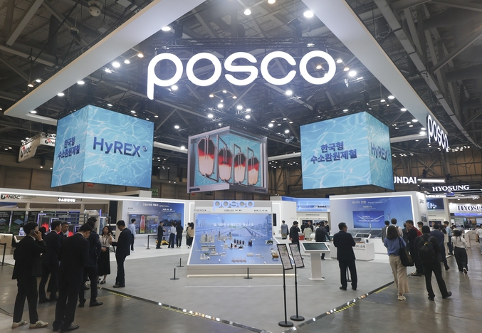  27일 개막한 ‘2025 기후산업국제박람회’에서 관람객들이 포스코그룹 통합 전시관을 둘러보고 있다. 사진 | 포스코그룹
