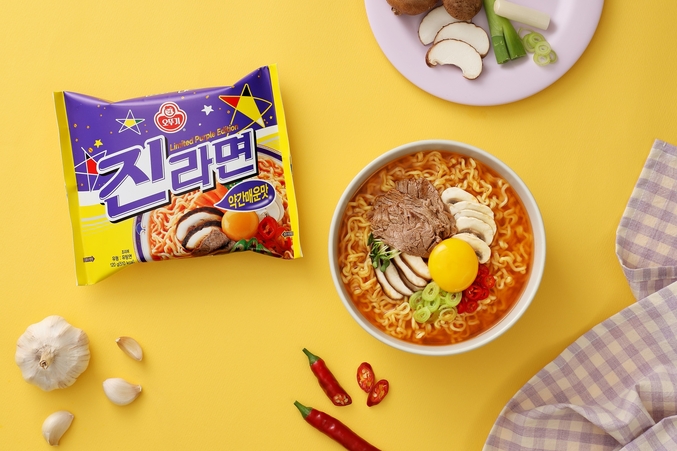 오뚜기가 ‘ 진라면 약간매운맛 ’ 을 정식 출시하며,‘ 진라면 삼총사 ’( 순한맛 · 약간매운맛 · 매운맛 ) 라인업을 완성했다 사진 | 오뚜기