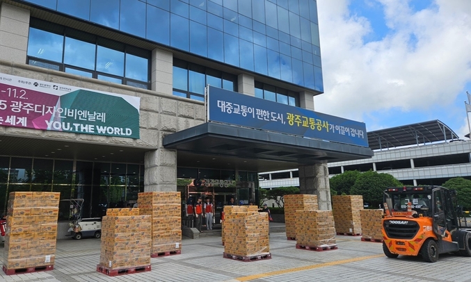 오뚜기가 집중호우로 큰 피해를 입은 지역 주민들을 돕기 위해 긴급 구호물품을 전달했다. 사진 | 오뚜기