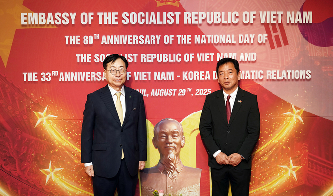 임진달 HS효성첨단소재 대표이사(왼쪽)가 부 호(Vu Ho)주한 베트남 대사(오른쪽)와 기념촬영을 하고있다. 사진 | HS효성