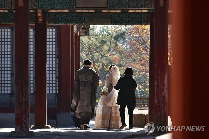 통계청은 3일 '지난 30년간 우리나라의 혼인·출생 변화'를 발표했다. 혼인 건수는 1995년(39만8500건)에서 1996년(43만4900건)으로 늘며 정점을 찍고 2022년 19만1700건까지 쪼그라들었다. 2023년 19만3700건, 2024년 22만2400건으로 2년 연속 증가했으나 30년 전에 비하면 44.2% 적다.서울 종로구 창경궁에서 예비 부부가 웨딩 촬영을 하고 있다. 사진 ㅣ 연합뉴스