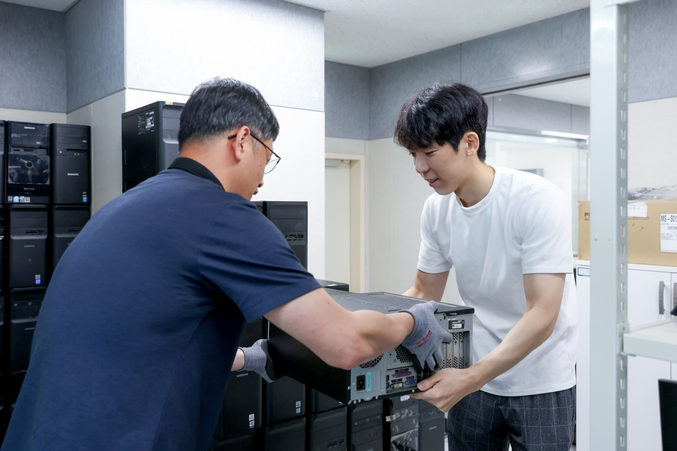 SCL은 4일 한국사회복지정보화사업소에 최근까지 업무에 사용한 PC, 노트북, 모니터 등 IT 기기 200여 대를 기부했다. 사진 | SCL
