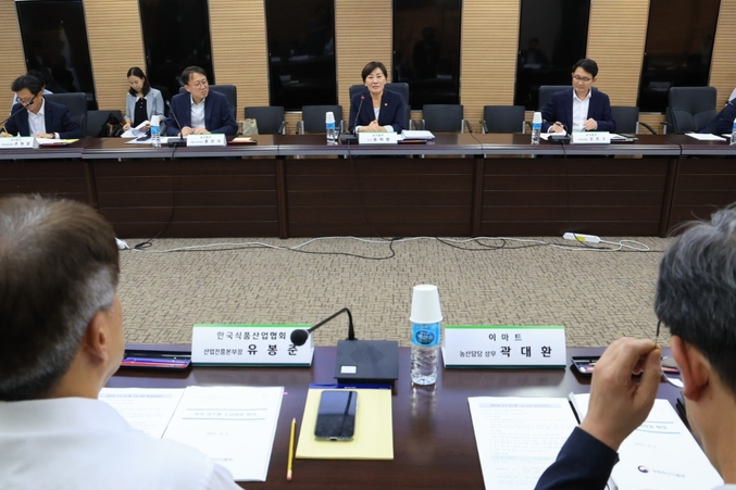 송미령 농림축산식품부 장관(오른쪽에서 두번째)이 8일 농식품 수급상황 점검회의를 개최하여 추석성수품 등 농식품 수급상황을 점검했다. 사진 ㅣ 농림축산식품부