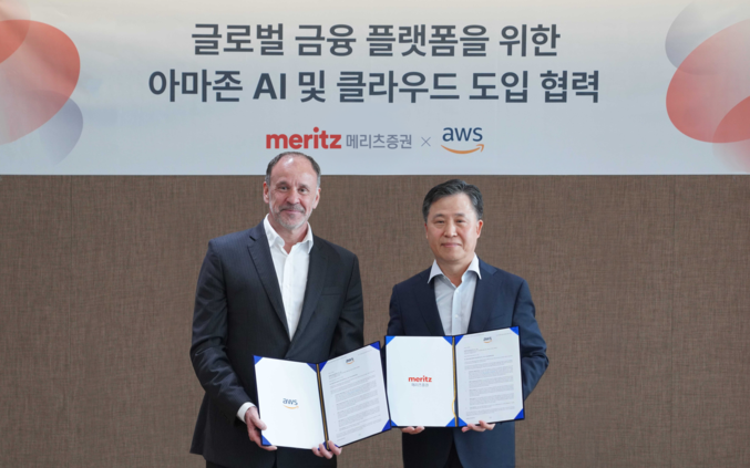 메리츠증권은 장원재 대표와 하이메 발레스(Jaime Valles) AWS 아시아·태평양·일본총괄 부사장이 참석한 가운데 여의도 메리츠증권 본사에서 생성형 인공지능(AI) 도입 및 기존 IT 시스템의 클라우드 전환을 위한 협력 관계를 구축했다. 사진 | 메리츠증권