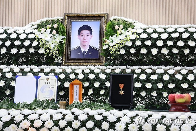 12일 인천 동구의 한 장례식장에 마련된 해양경찰관 고(故) 이재석 경사 빈소 영정 앞에 추서된 훈장이 놓여 있다. 이재석 경사는 지난 11일 인천 옹진군 영흥도 갯벌에 고립된 70대 A씨를 구조하는 과정에서 자신이 착용했던 구명조끼를 A씨에게 대신 입혀준 뒤 함께 헤엄쳐 나오다가 실종된 지 6시간만에 숨진 채 발견됐다. 사진 ㅣ연합뉴스