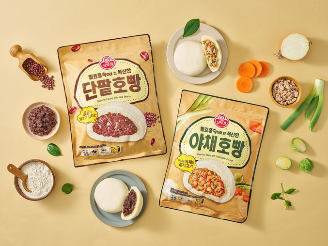㈜오뚜기는 집에서도 친숙한 길거리 간식을 간편하게 즐길 수 있는 ‘발효증숙 단팥호빵 · 야채호빵’ 2종을 새롭게 선보였다. 사진 | 오뚜기