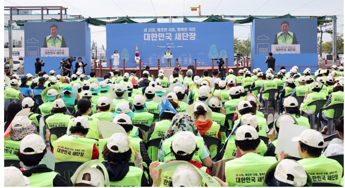 APEC을 앞두고 전국적으로 "깨끗한 대한민국 만들기 캠페인'을 벌인다. 이를 위해 22일 경기도 화성시 궁평항에서 ‘대한민국 새단장 주간’ 개막식을 가졌다. 첫날인 22일 하루에만 전국 141개소에서 2만여 명이 환경정비 활동에 참여했다. 정부는 22일부터 10월 1일까지 전국 해안·도로·하천·농촌·관광지 등 쓰레기 취약 지역을 집중 정비하기로 했다. 사진 ㅣ 행정안전부
