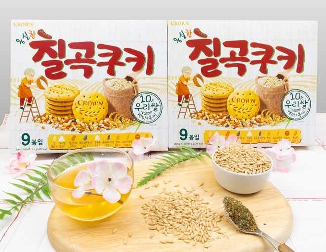 크라운제과가 7가지 곡물을 알차게 담은 프리미엄 비스킷 ‘옹실한 칠곡쿠키’를 출시한다. 사진 | 크라운제과