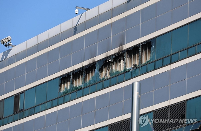  27일 대전 유성구 국가정보자원관리원 5층 전산실 창문이 리튬이온 배터리 폭발 화재로 불에 타 있다. 국가정보자원관리원 대전 본원에 있는 전산실에서 발생한 화재로 정부 업무시스템 647개가 가동이 중단된 것으로 파악됐다. 사진 ㅣ 연합뉴스