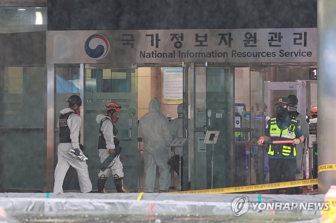 28일 대전 유성구 국가정보자원관리원 화재 현장에서 합동감식을 위해 소방, 경찰, 국립과학수사연구원 관계자들이 이동하고 있다. 26일 정부 전산시스템이 있는 국정자원에서 무정전·전원 장치(UPS)용 리튬이온배터리 화재가 발생해 정부 전산 서비스가 대규모로 마비된 바 있다. 사진 ㅣ 연합뉴스