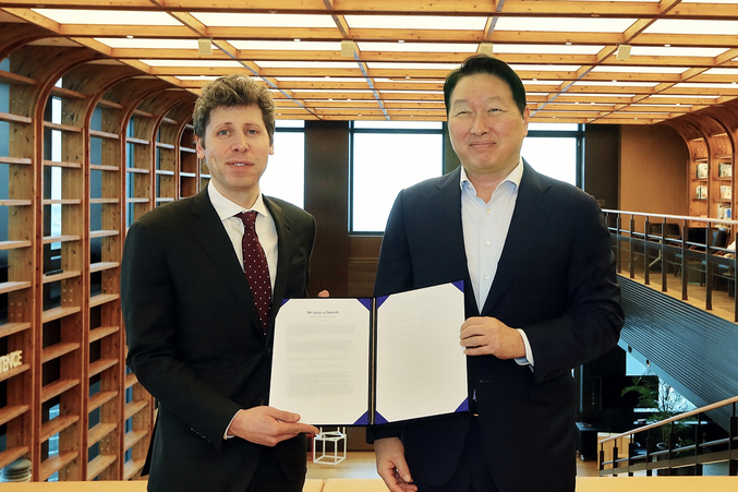 최태원 회장(오른쪽)과 샘 올트먼 OpenAI CEO(왼쪽) 등 양사 경영진들이 1일 서울 종로구 SK서린빌딩에서 메모리 공급 의향서(Memory Supply LOI)와 서남권 AI DC 협력에 관한 양해각서(MOU)를 체결했다. 사진 | SK 