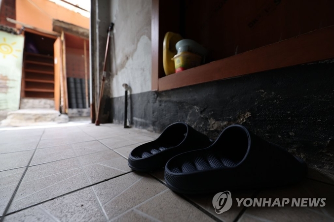 고독사 75%는 중장년,이라는 뜻밖의 통계가 나왔다. 이들 세대는 통계조차 없는 '낀 세대'의 비극으로 불린다. 2017∼2023년 고독사 75%가 40∼60대로 집계됐다. 정부 실태조사는 그동안 청년세대에 집중해있었다. 이에따라 촘촘한 사회안전망 구축이 시급해보인다. 사진은 영등포구 쪽방촌. 사진 ㅣ 연합뉴스