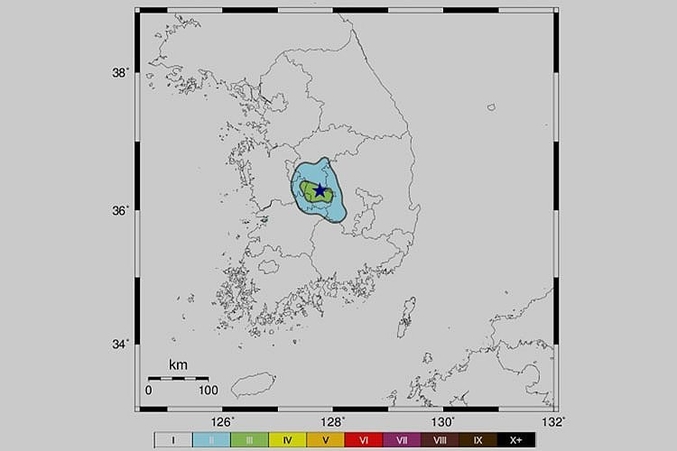 추석 연휴가 지속되는 가운데 충북 옥천서 규모 3.1 지진이 발생했다. 충북 지역에서는 지각이 흔들렸다는 사고 접수가 잇따랐다. 이번 옥천 지진은 올해 한반도 발생 지진 중 세 번째 강력한 지진으로 기록되고 있고, 지진이 잦은 곳이다. 자료 ㅣ 연합뉴스(기상청 제공)