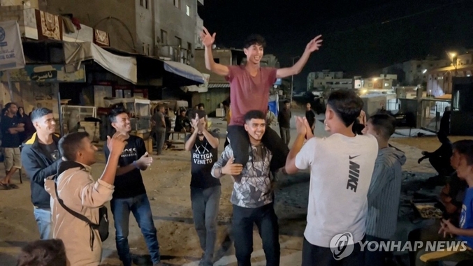 이스라엘과 팔레스타인 무장정파 하마스가 9일(현지시간) 가자지구 전쟁 종식을 위한 평화 구상 1단계에 합의했다. 이 소식이 전해지자 팔레스타인에서도 이스라엘에서도 환호하고 전 세계도 환호했다. 휴전 합의 소식에 기뻐하는 가자지구 주민들. 사진 ㅣ 연합뉴스(로이터)