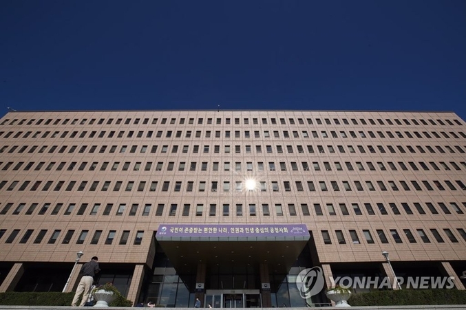 교정시설(교도소)의 범죄가 지난 3년새 54%나 급증했다. 이중에는 마약 등 금지물품도 적발됐다. 지난해 송치 1595건이나 된다. 노역 열외도 매년 1200명이나 된다. 사진은 법무부 청사. 사진 ㅣ 연합뉴스