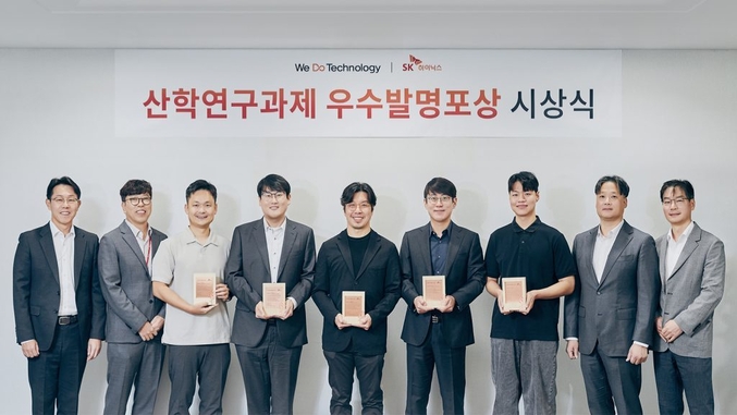 SK하이닉스가 1일 경기도 이천 본사에서 제13회 산학연구과제 우수발명 포상식을 열었다. 왼쪽부터 SK하이닉스 채희석 부사장(법무/특허 담당), 차선용 미래기술연구원장(CTO), 포항공과대학교 김원화 교수, 고려대학교 김영진 교수, 연세대학교 이태윤 교수, 포항공과대학교 최동구 교수, 고려대학교 조한샘 연구원(고려대학교 김성범 교수 대리 수상), SK하이닉스 김재범 부사장(R&D전략 담당), 김연수 부사장(특허 담당) 사진 | SK하이닉스