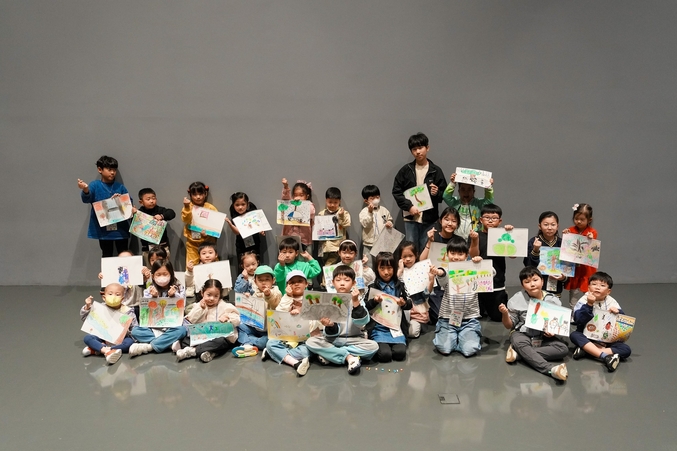 LG유플러스는 소아암 환아와 가족 86명에게 휴식과 추억을 선물하기 위해 지난 13일 경기 광주시 화담숲에서 사생대회를 열었다. 사진은 사생대회에 참여한 소아암 환아들이 그림을 그리고 있는 모습. 사진 | LG유플러스