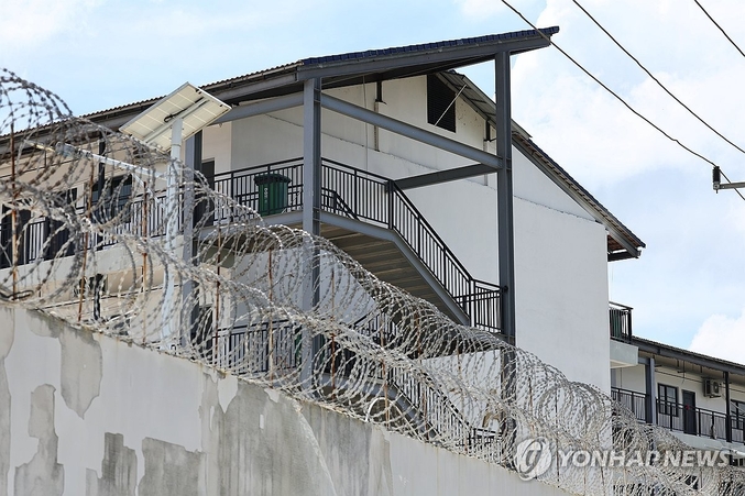 악명높은 캄보디아 수도 프놈펜 인근에 있는 태자단지. 철조망이 처진 가운데 외부와 차단된 건물 안에서 마약밀매, 보이스 피싱 등이 이우러진 것으로 알려졌다. 사진 ㅣ 연합뉴스