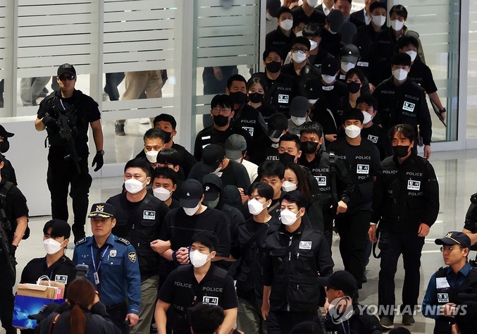 캄보디아 범죄 행위를 저지른 혐의로 한국인 64명이 강제송환됐다. 이들은 '피해자이자 범죄자'라는 이중적 신분이다. 우리 경찰은 이들이 전세기를 타자마자 체포영장을 집행했다. 사진 ㅣ 연합뉴스