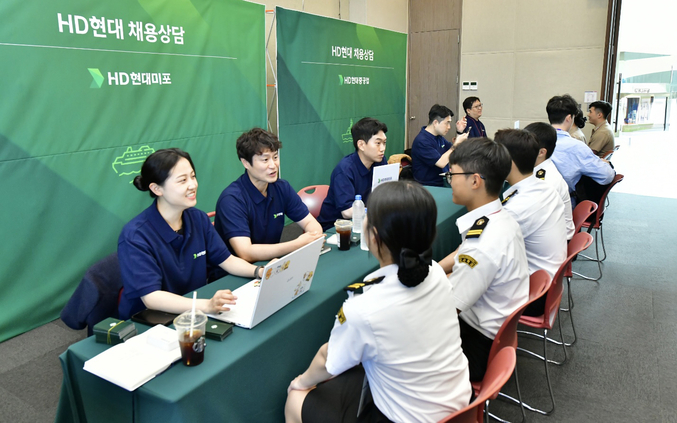 올해 5월 '마덱스 2025' 현장에서 실시한 채용박람회 모습. 사진 | HD현대중공업 