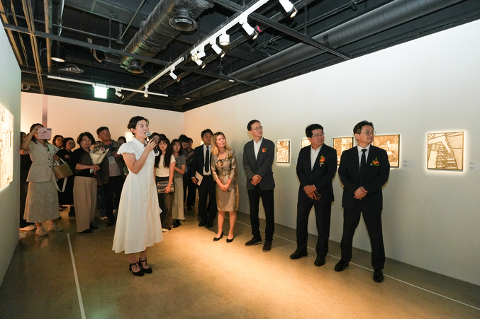 17일 예술의전당 한가람미술관에서 이정원 효성 커뮤니케이션실장(오른쪽 세 번째), 송형종 서울문화재단 대표이사(오른쪽 두 번째), 이재석 예술의전당 사장 직무대행(오른쪽 첫 번째)이 《감각의 서사》 전시를 관람하고있다. 사진 | 효성