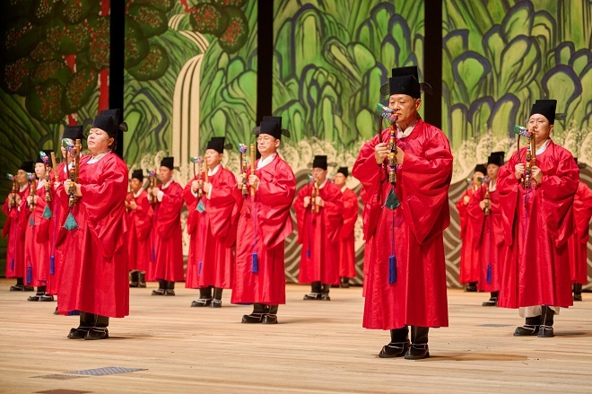 10월 17일 서울 세종문화회관 대극장에서 열린 제20회 창신제(創新祭)에서 크라운해태 임직원들이 ‘종묘제례악 전폐희문’ 공연을 하고있다. 사진 | 크라운해태제과