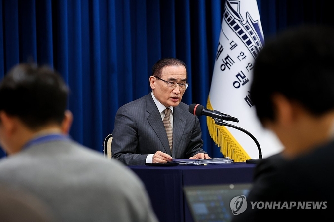 위성락 국가안보실장이 24일 용산 대통령실에서 이재명 대통령 아세안 순방 및 APEC 정상회의 일정 관련 브리핑을 하고 있다. 한미·한중 정상회담 장소에 대해서는 "구체적으로 말하기는 어렵다"면서도 "경주나 그 주변에서 이뤄질 것으로 보고 있다. APEC 행사 진행을 위한 여러 행사장, 경주 안에 있는 여러 부속건물 중 한 군데에서 하게 될 것"이라고 소개했다.  사진 ㅣ 연합뉴스. 